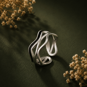 Adjustable wavy enamel ring - white